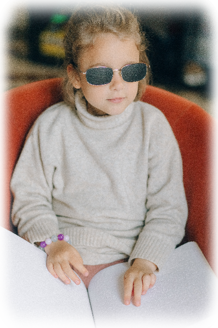 Niña leyendo Braille